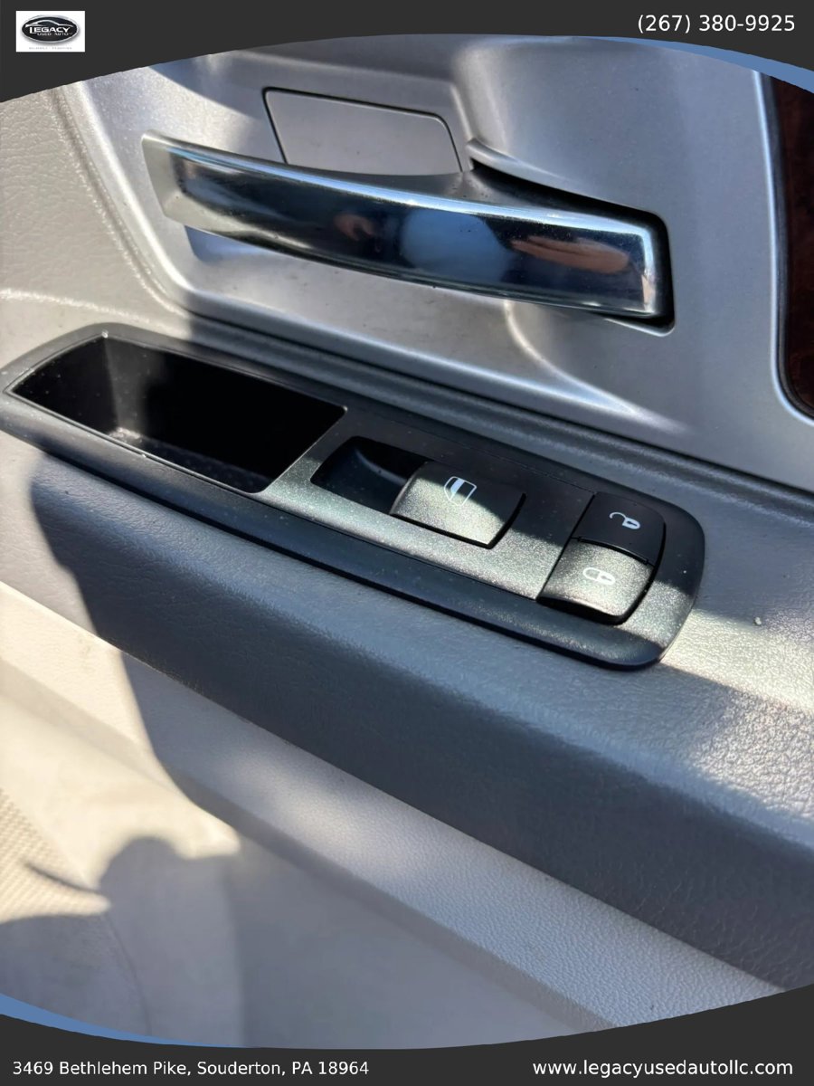 Used 2010 Chrysler Town & Country Touring FWD image 58