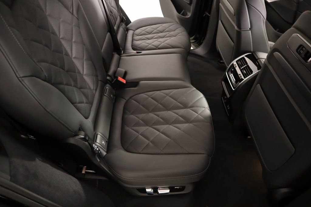 New 2025 BMW X7 xDrive40i w/ Parking Assistance Package image 16
