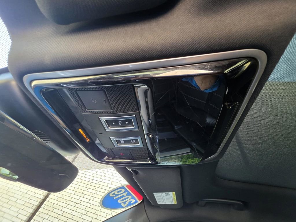 Used 2019 Land Rover Range Rover Velar R-Dynamic SE AWD/4WD image 30