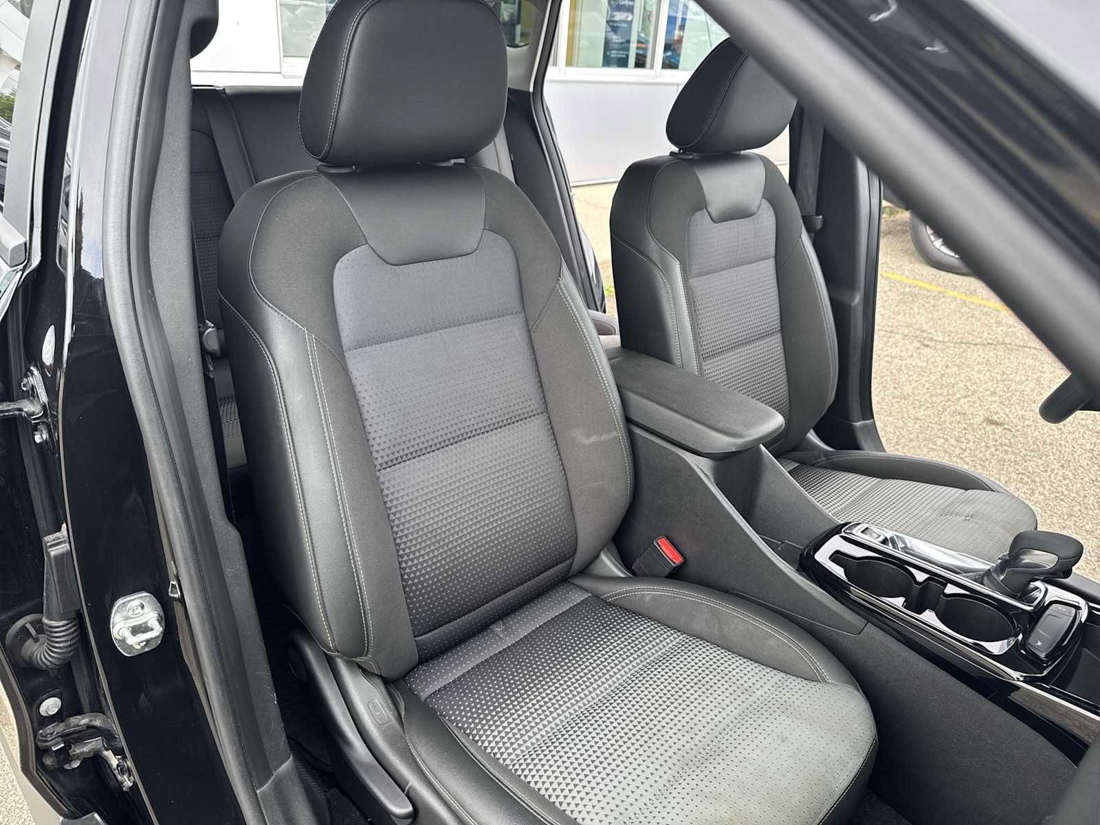 Certified 2025 Chevrolet Trax LT FWD image 21