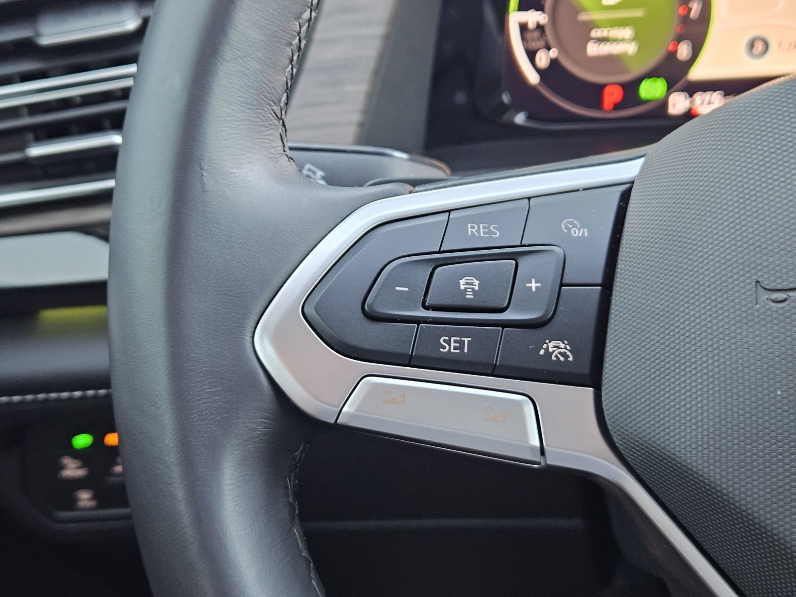 Used 2025 Volkswagen Atlas SEL Premium R-Line image 26