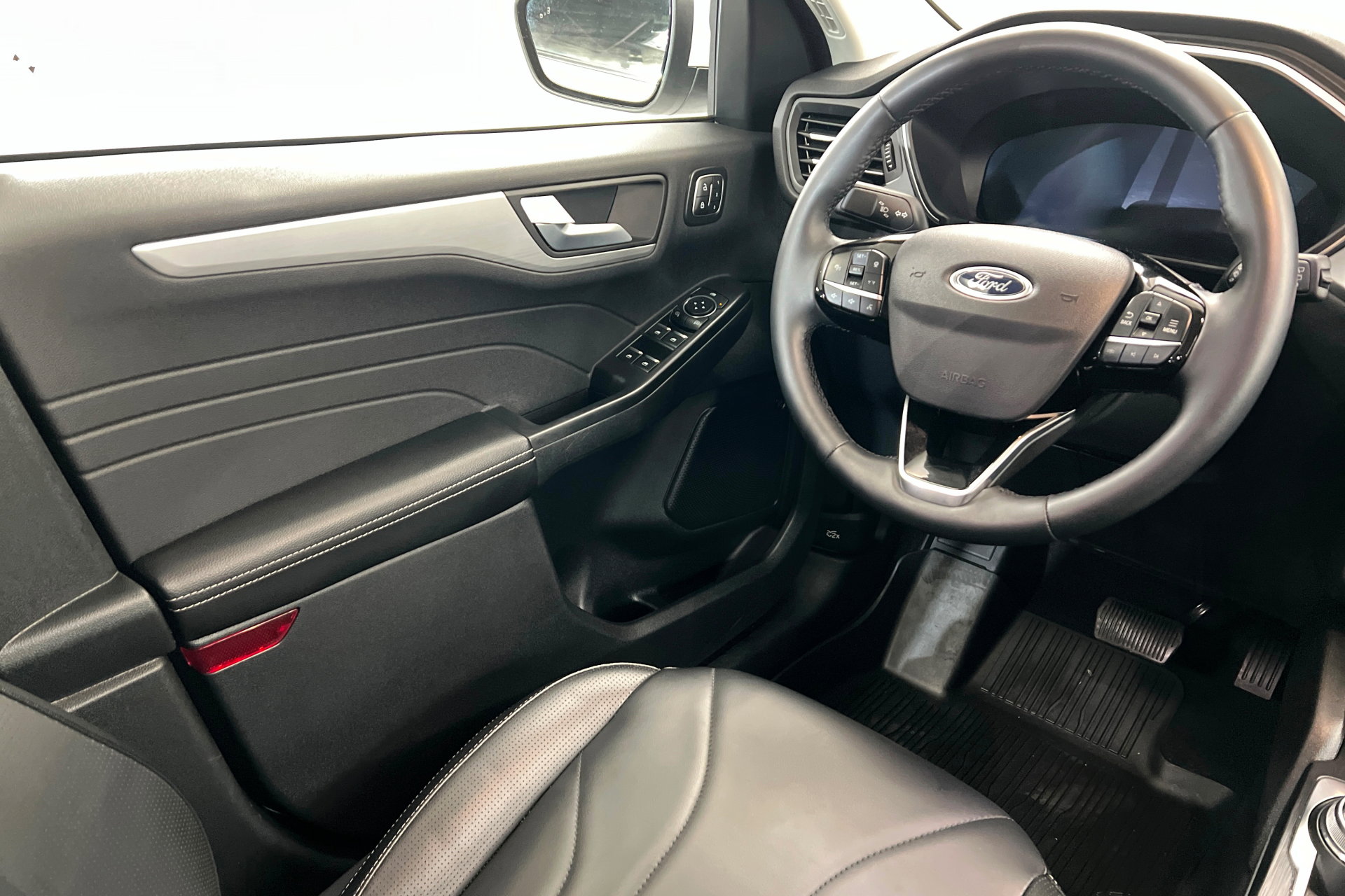 Used 2025 Ford Escape SE w/ PHEV Premium Package image 12