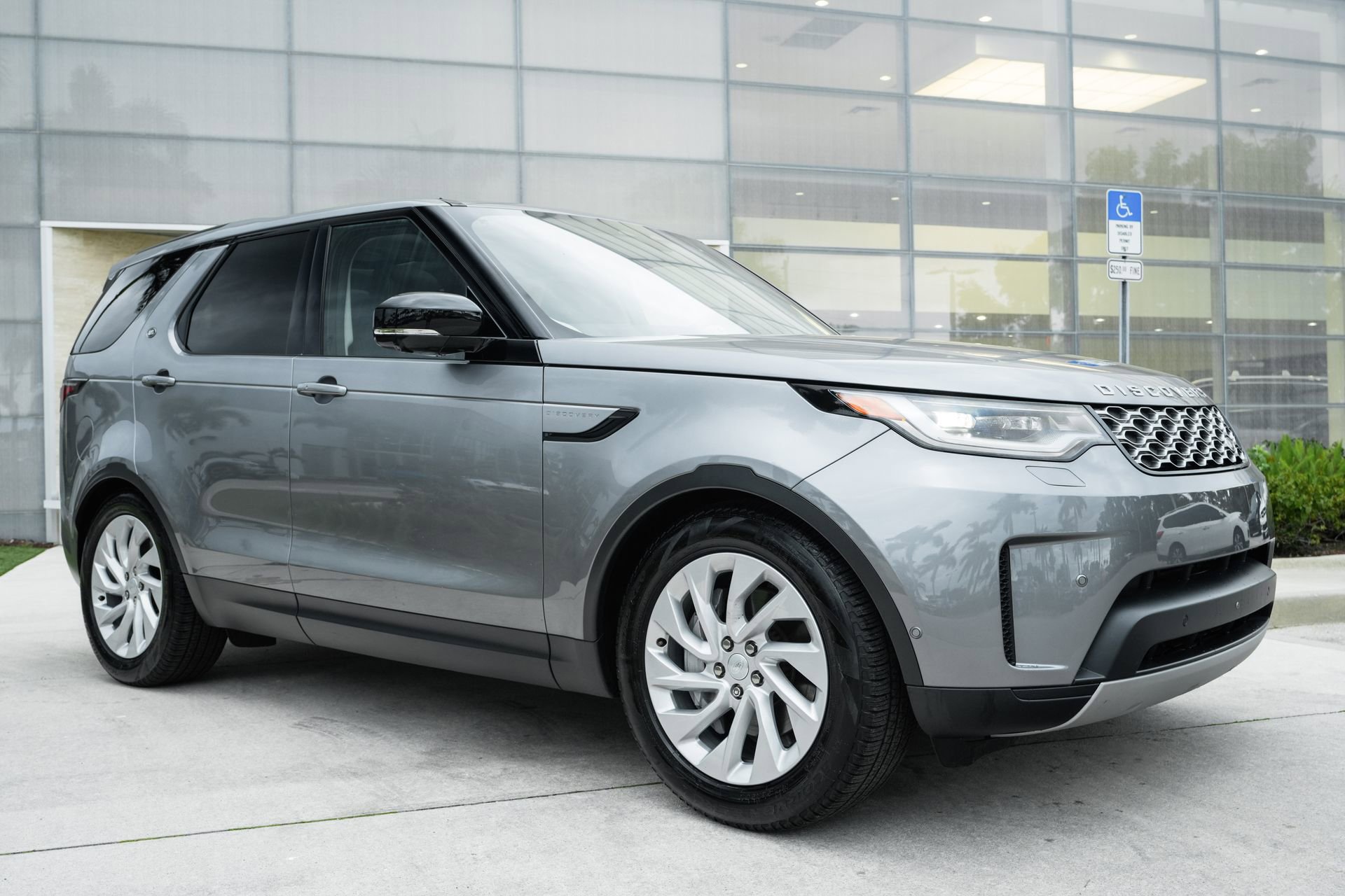 Used 2024 Land Rover Discovery S image 3