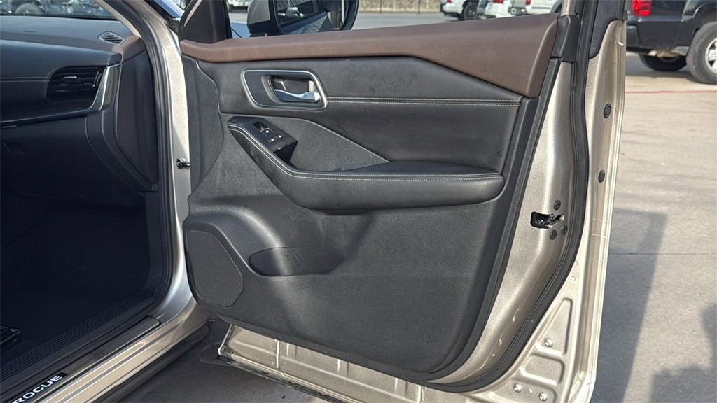 Used 2021 Nissan Rogue Platinum image 32