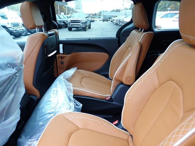 New 2026 Chrysler Pacifica Pinnacle image 13