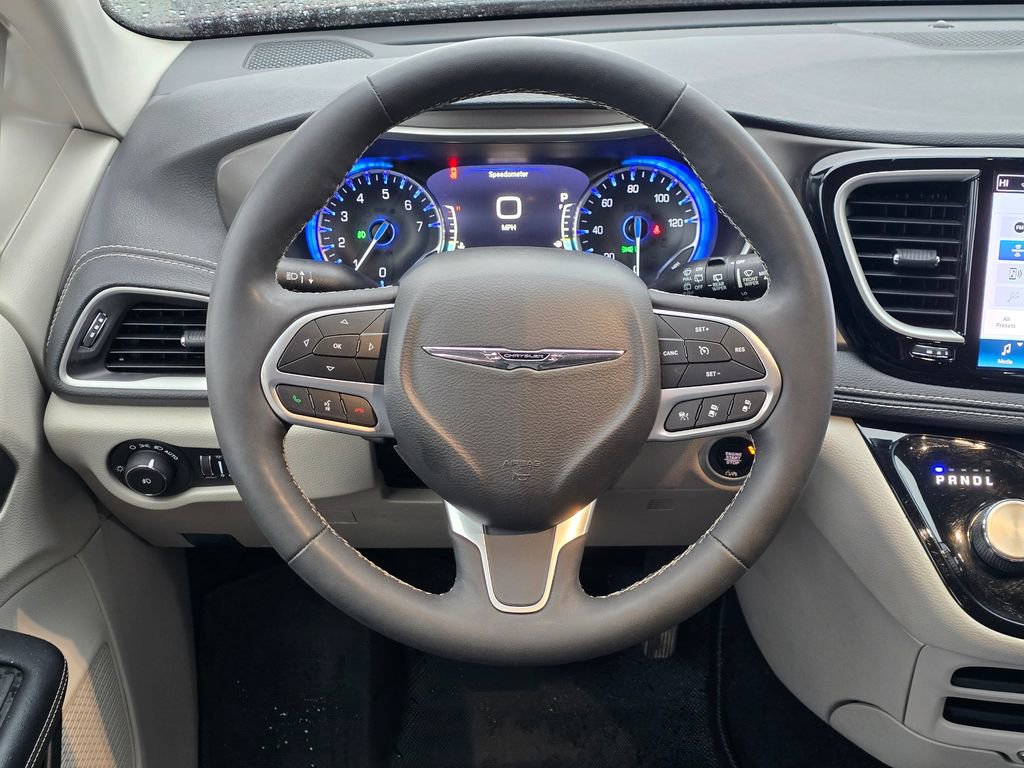 Used 2022 Chrysler Pacifica Touring-L image 6