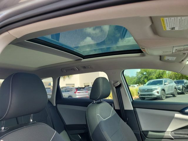 Certified 2023 Volkswagen Taos SE FWD image 11
