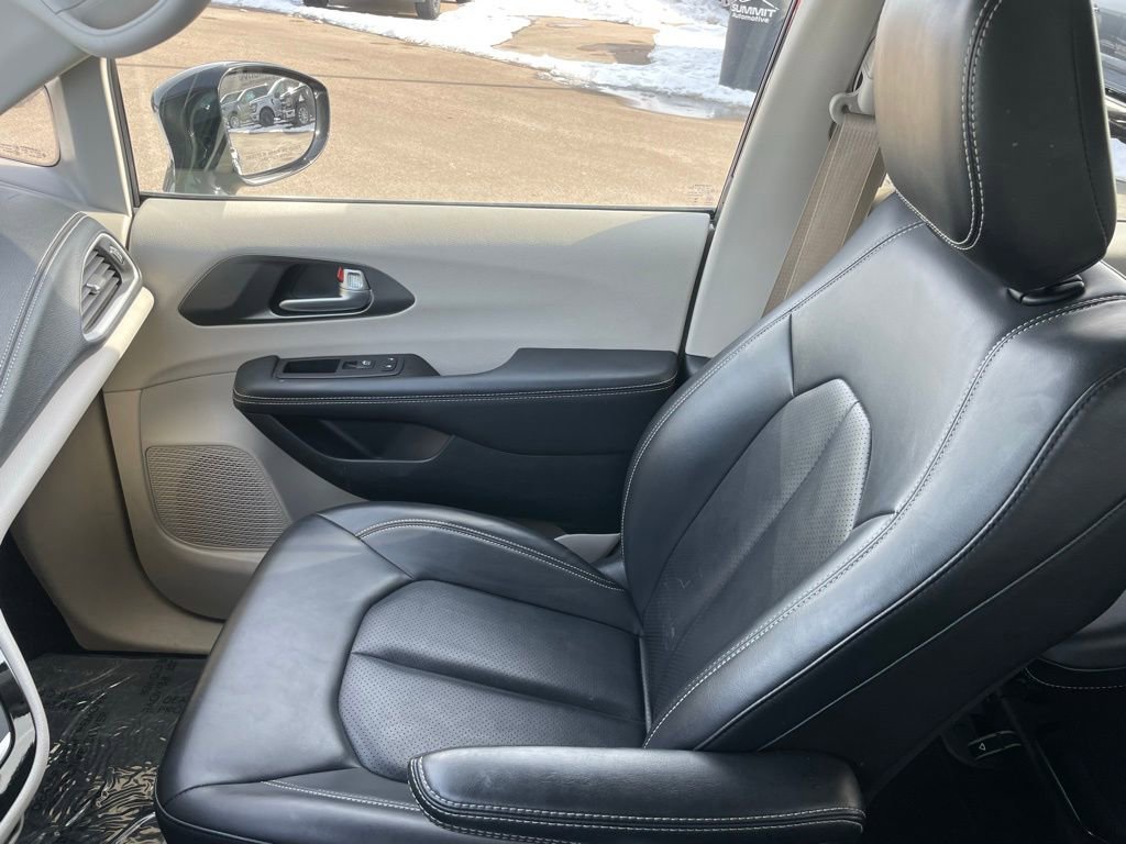 Used 2024 Chrysler Pacifica Select image 21
