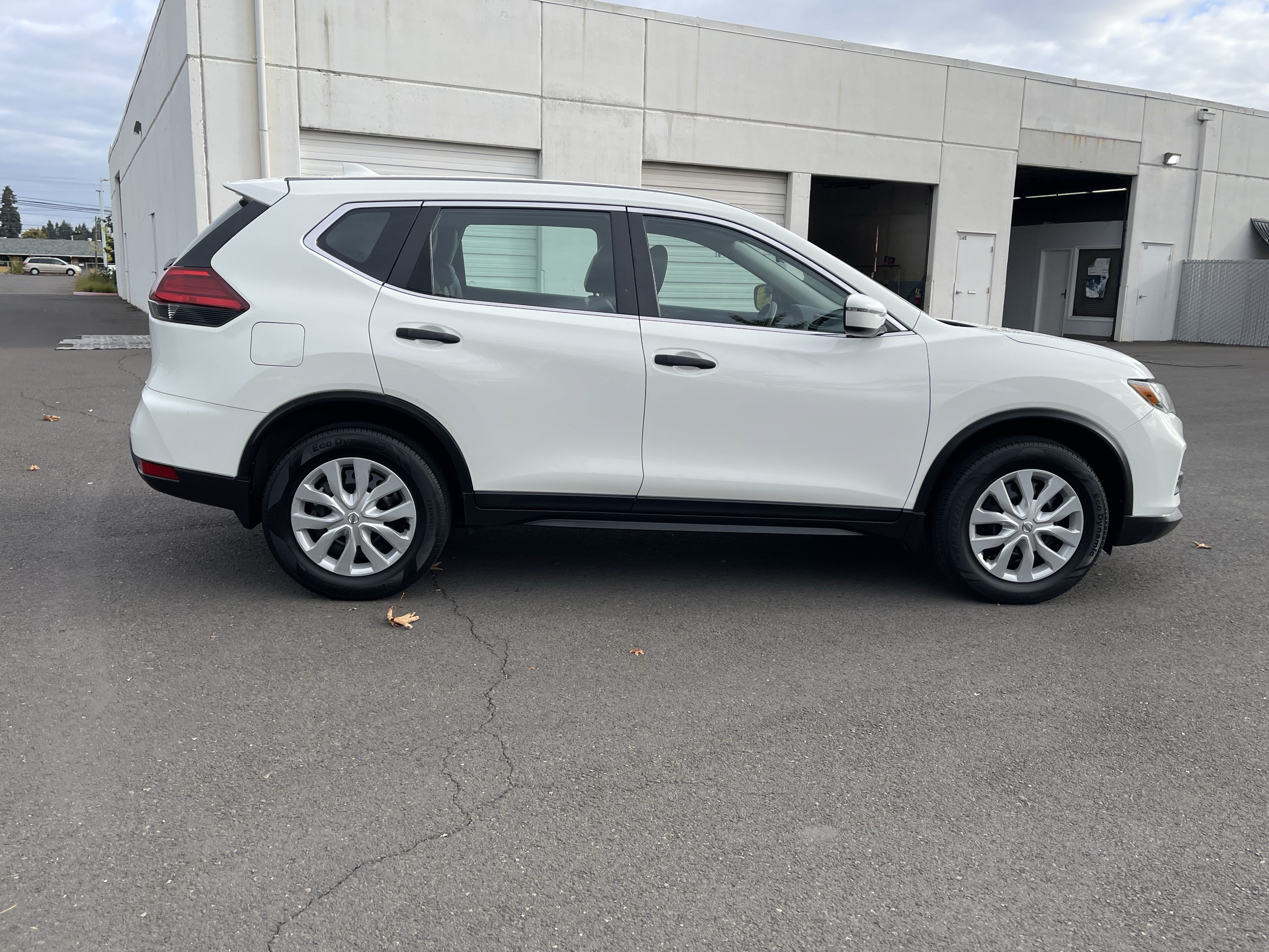 Used 2017 Nissan Rogue S AWD/4WD image 5