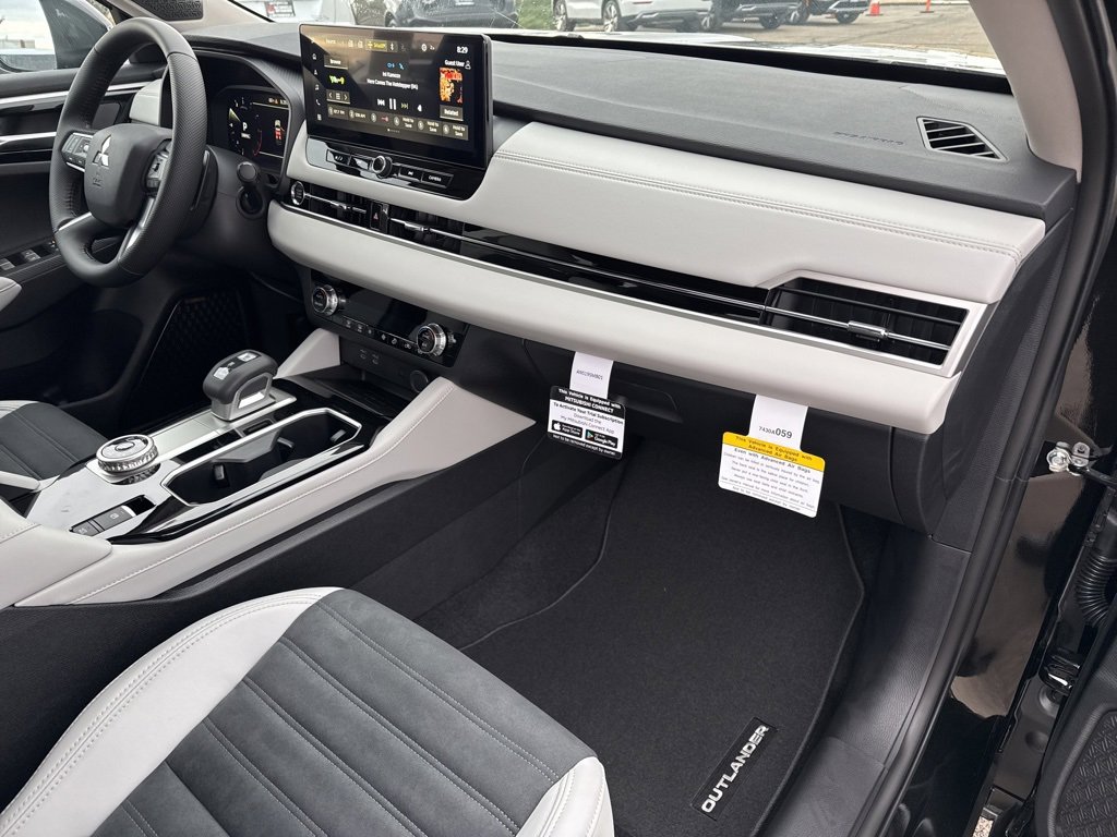 New 2025 Mitsubishi Outlander SE image 21