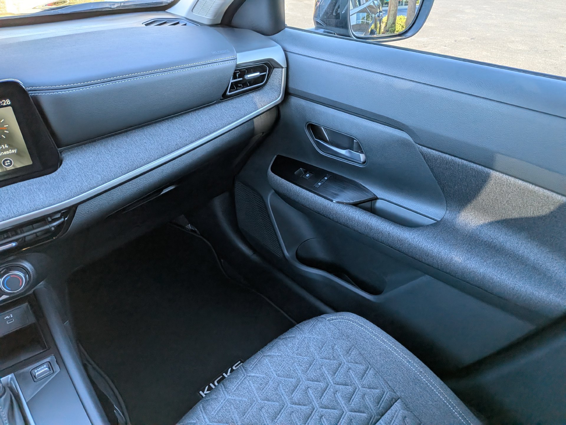 Used 2025 Nissan Kicks SV FWD image 18