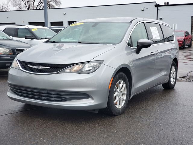 Used 2017 Chrysler Pacifica Touring image 2