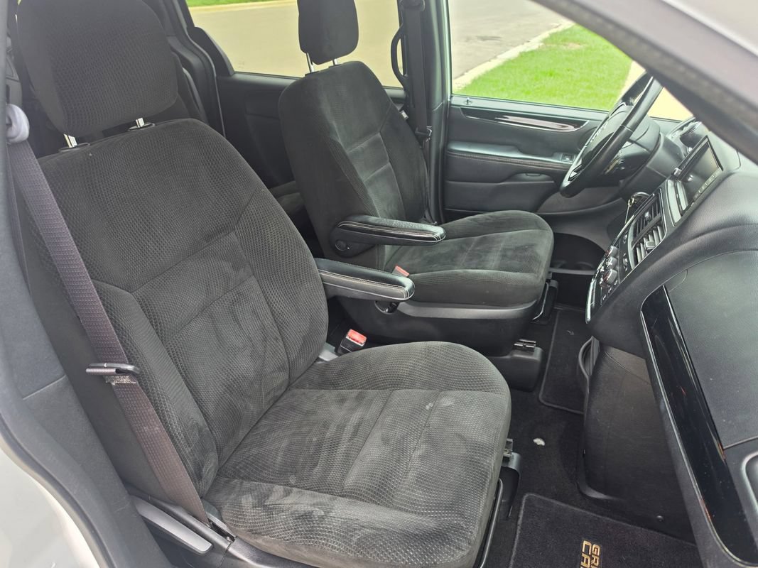 Used 2017 Dodge Grand Caravan SE FWD image 14