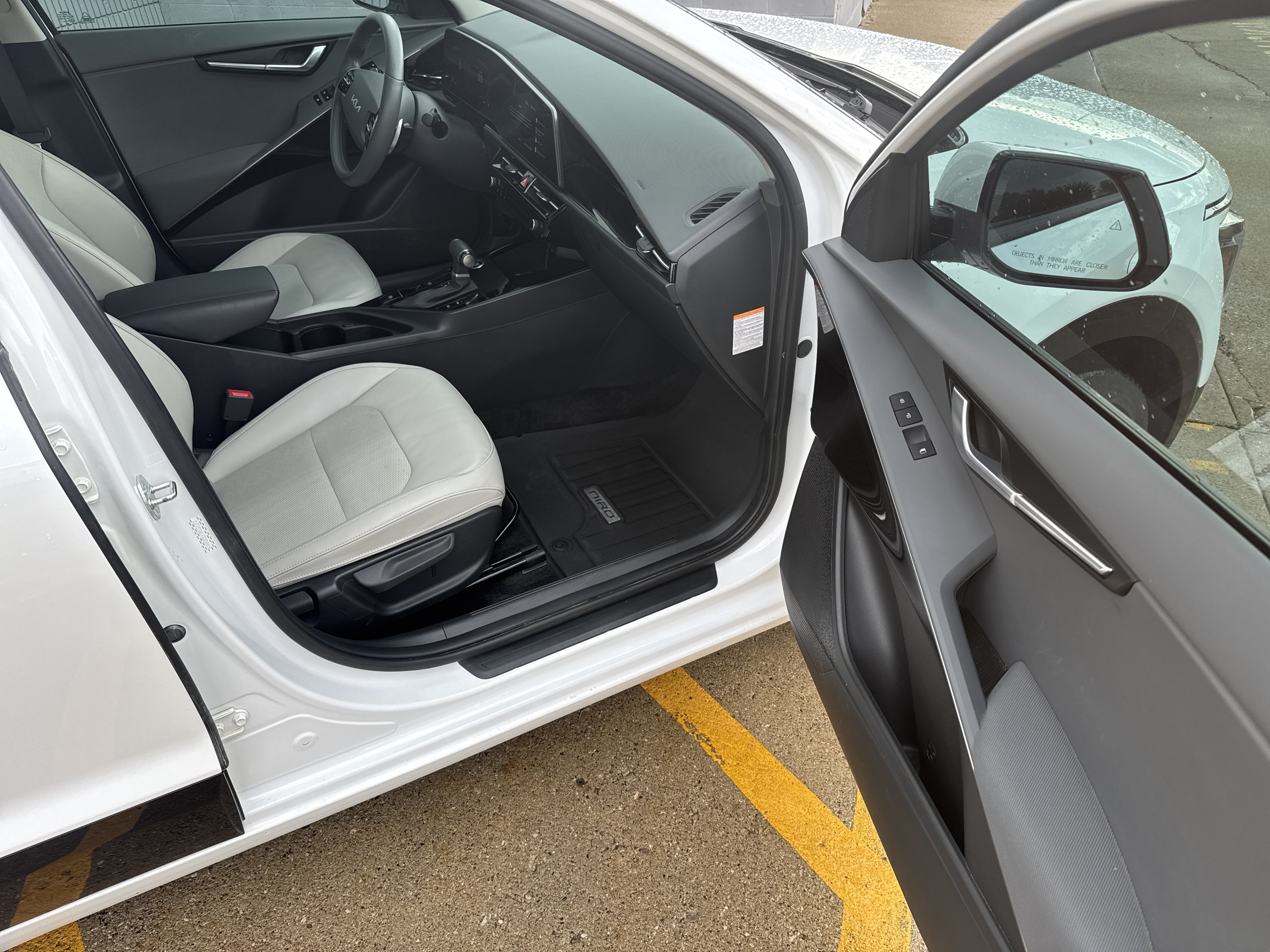 Used 2024 Kia Niro EX Touring FWD image 4