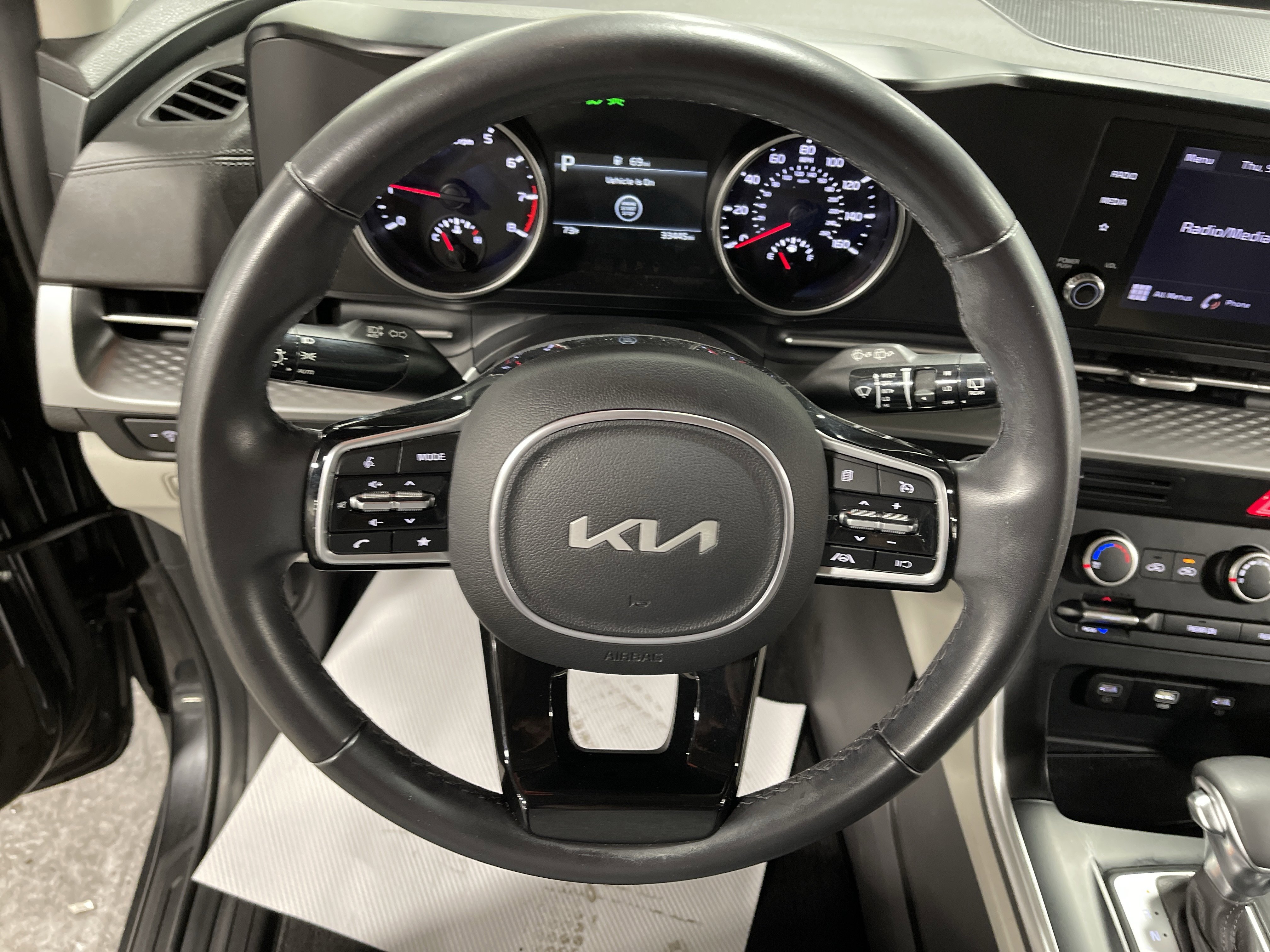 Used 2023 Kia Carnival LX image 18