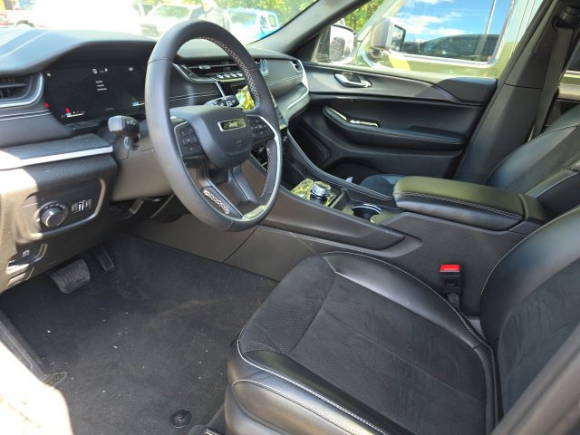 Used 2024 Jeep Grand Cherokee Altitude AWD/4WD image 11