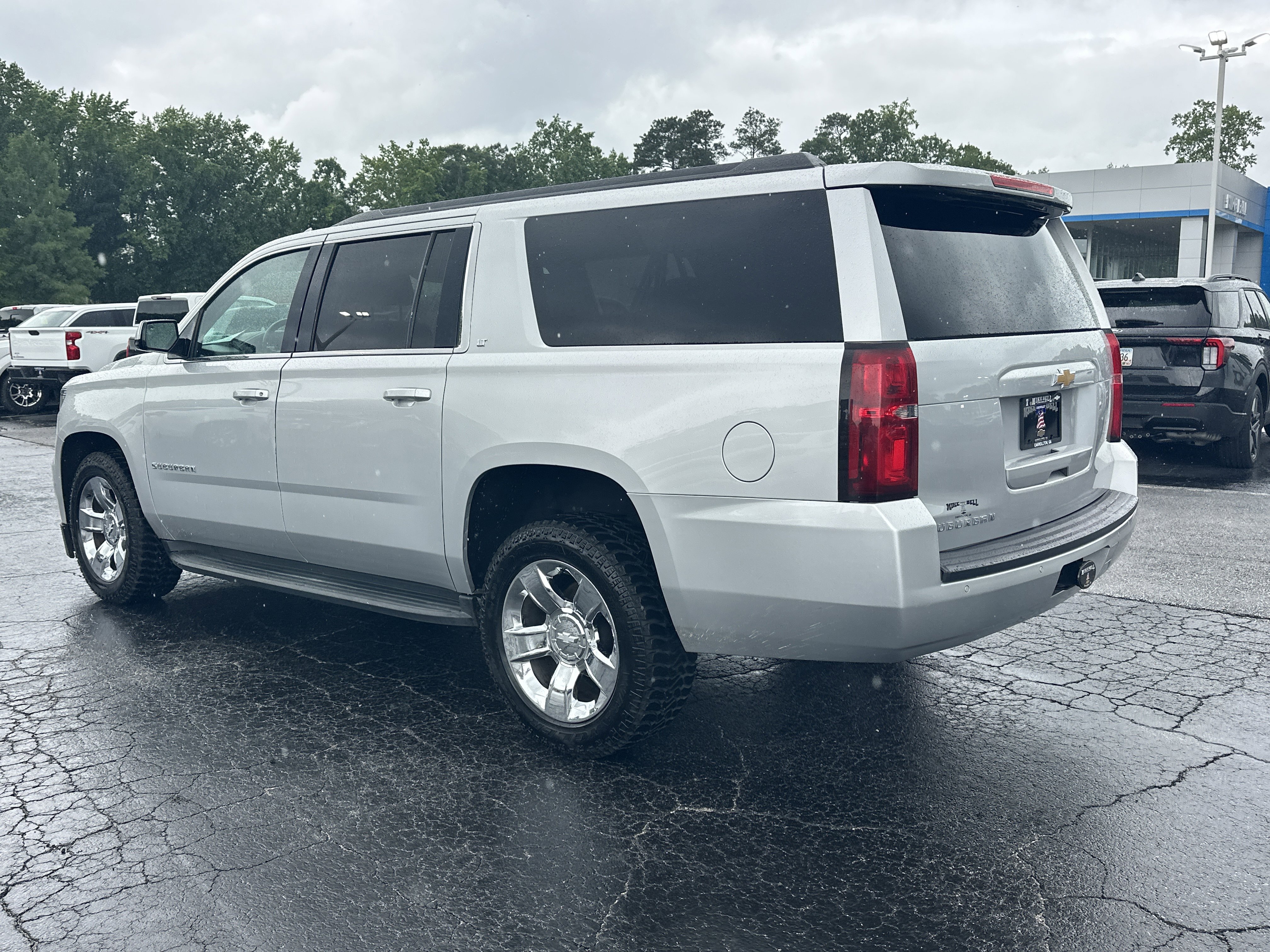 Used 2016 Chevrolet Suburban LT RWD image 6