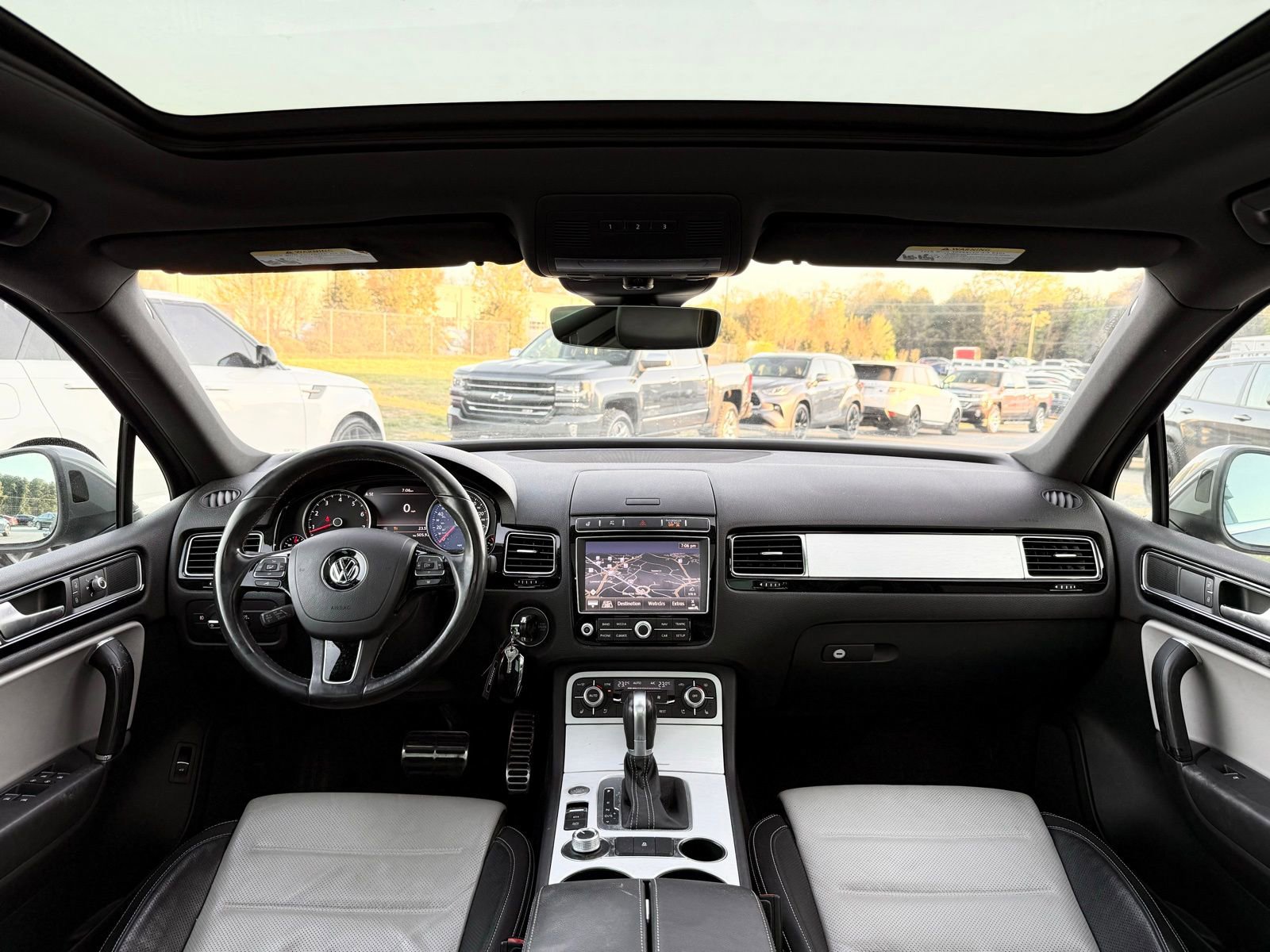 Used 2017 Volkswagen Touareg Wolfsburg Edition AWD/4WD image 2