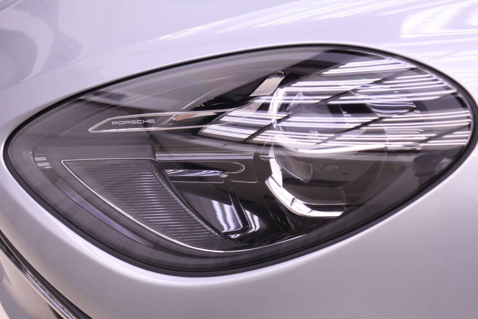 Used 2025 Porsche Macan image 25