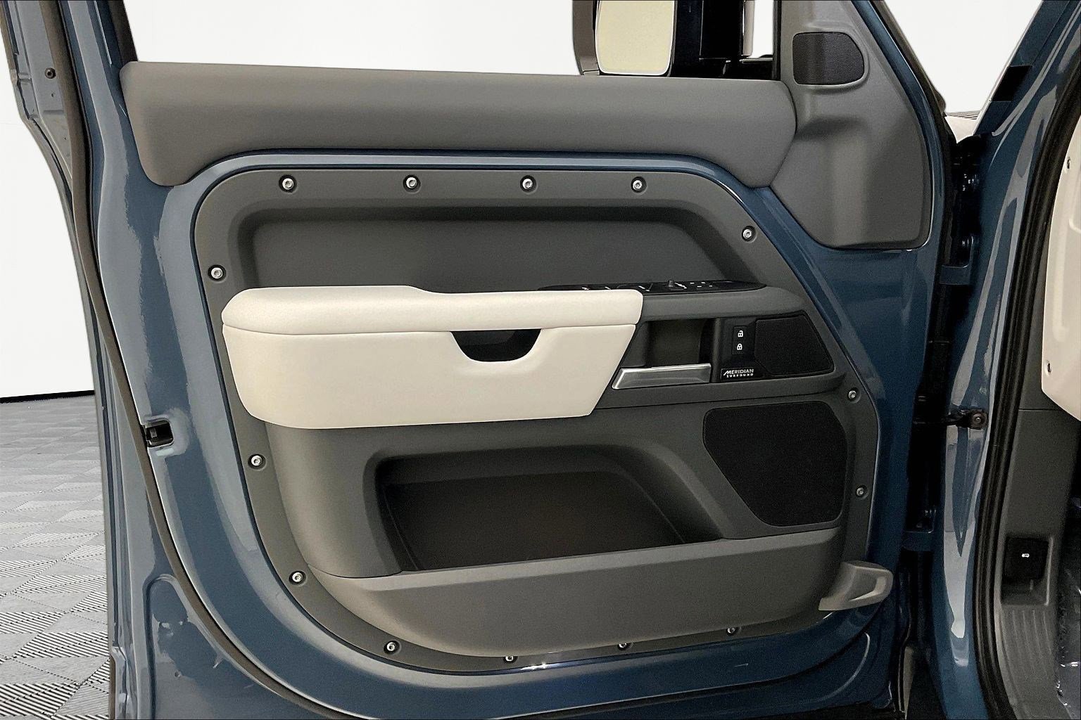 Used 2025 Land Rover Defender 110 X-Dynamic SE image 20