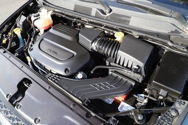 Used 2024 Chrysler Pacifica Limited FWD image 3