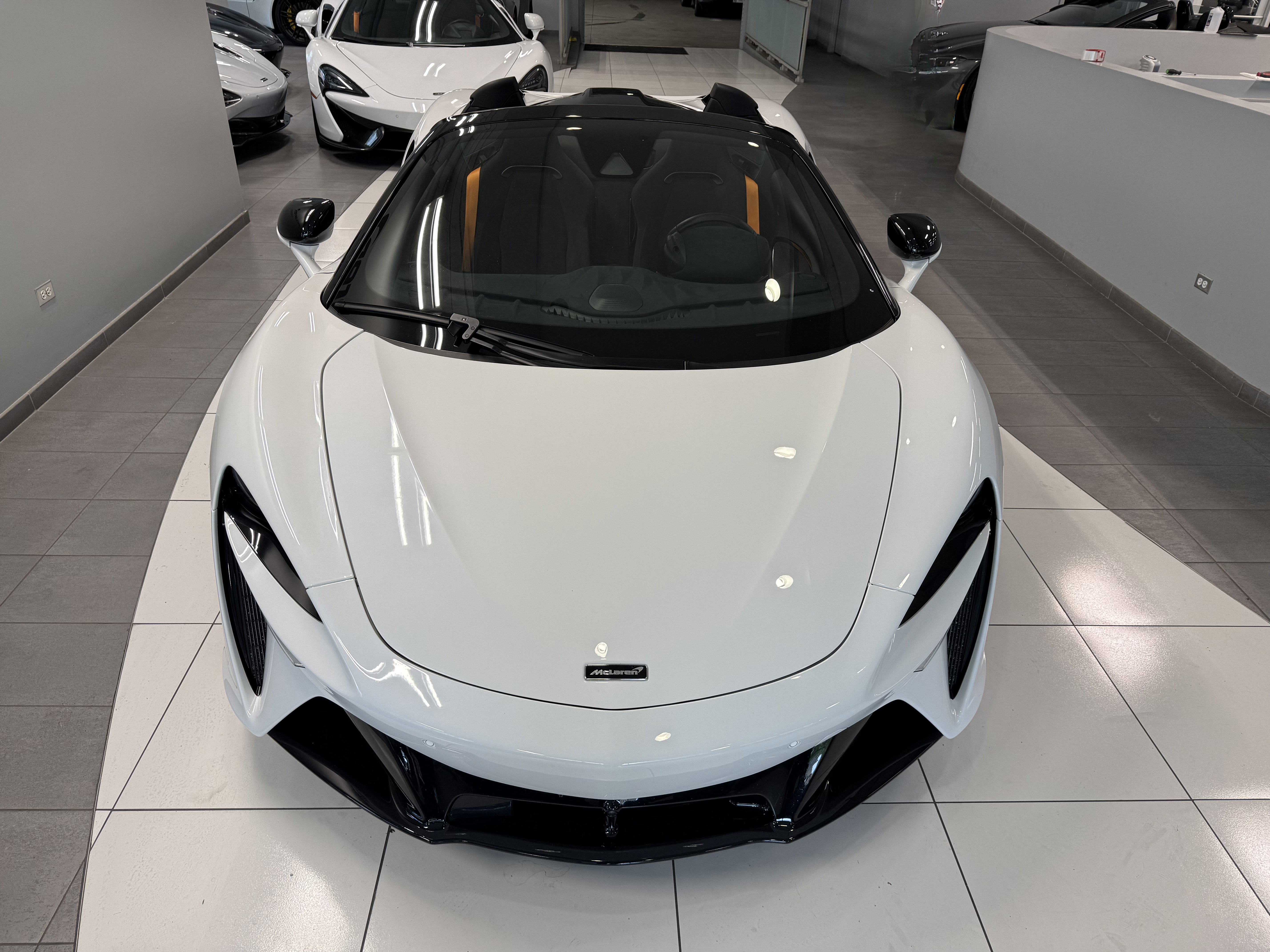 Used 2025 McLaren Artura Spider RWD image 11