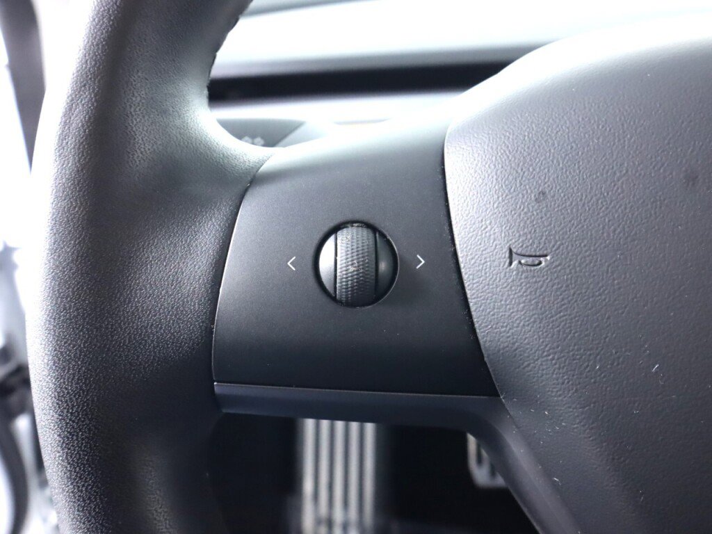 Used 2020 Tesla Model 3 Standard Range Plus image 11