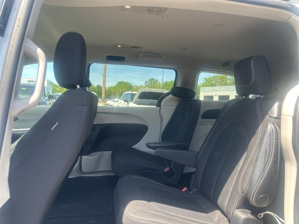 Used 2022 Chrysler Voyager LX image 18