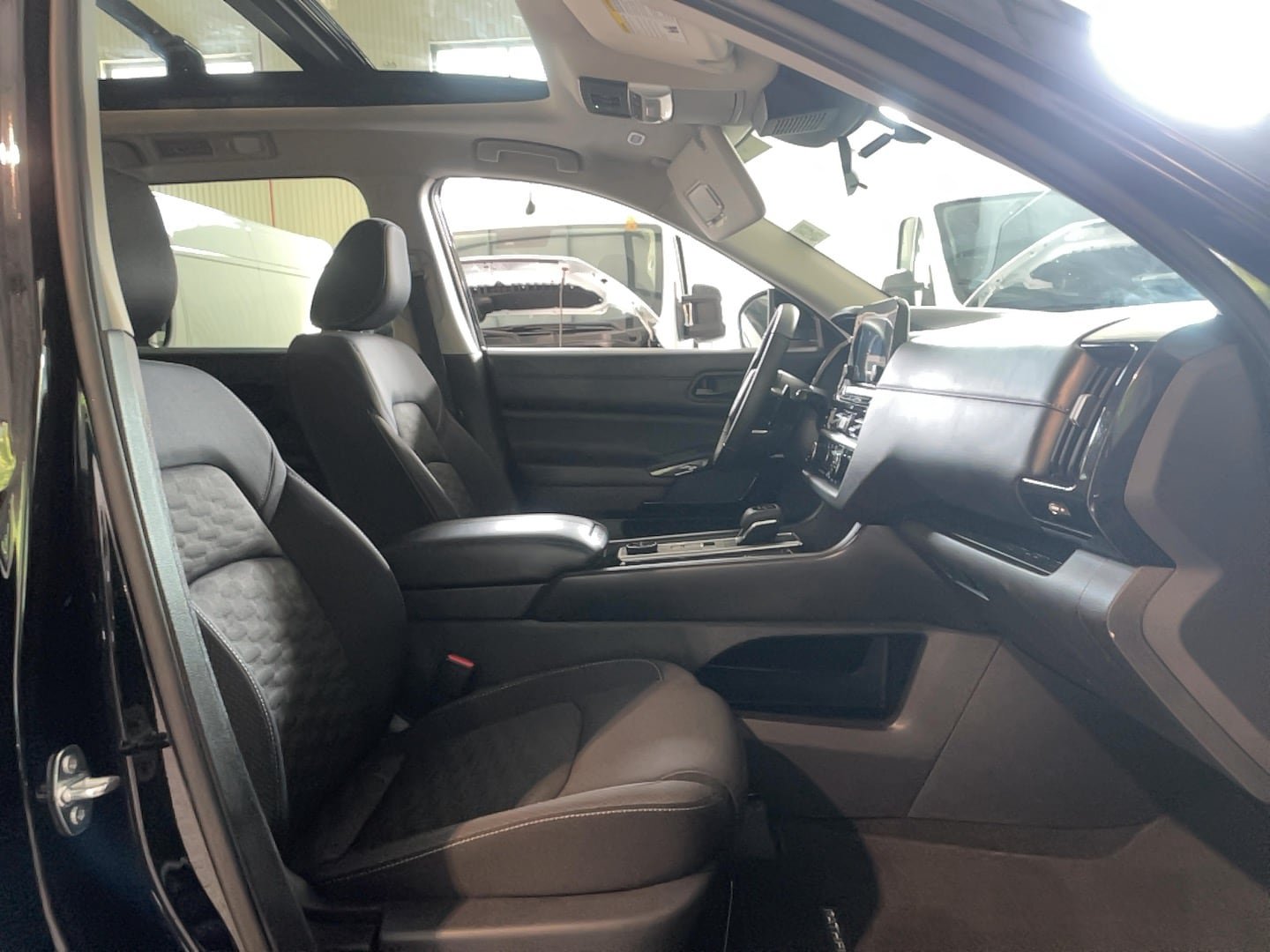 Used 2024 Nissan Pathfinder SV w/ SV Premium Package AWD/4WD image 21