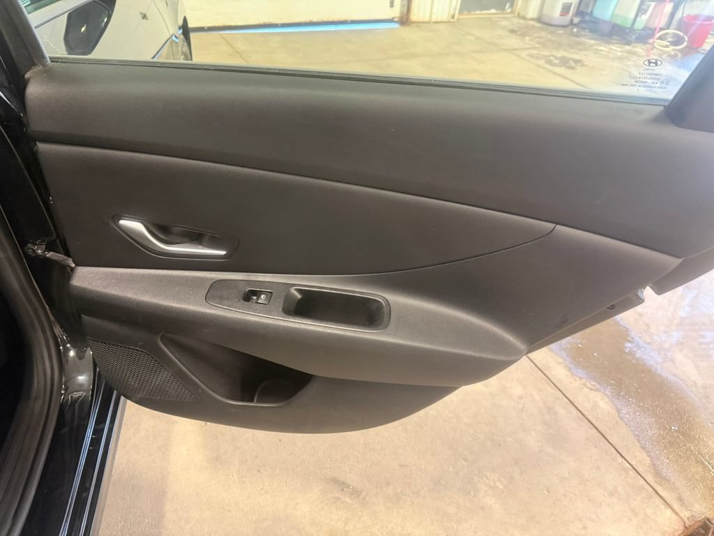 Used 2022 Hyundai Elantra SE FWD image 27