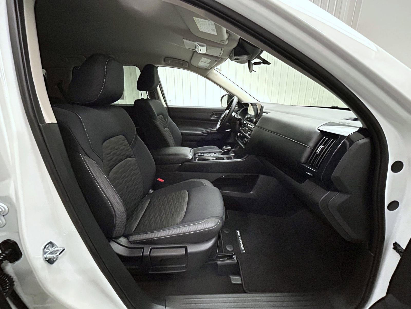 Used 2025 Nissan Pathfinder S image 15