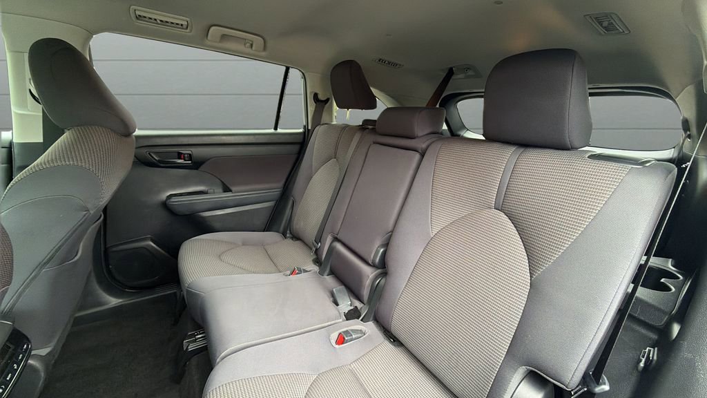 Used 2023 Toyota Highlander LE AWD/4WD image 24