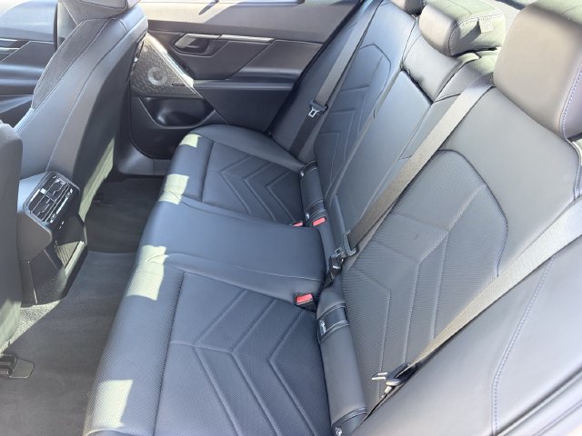 Used 2026 BMW 550e xDrive w/ Executive Package AWD/4WD image 25