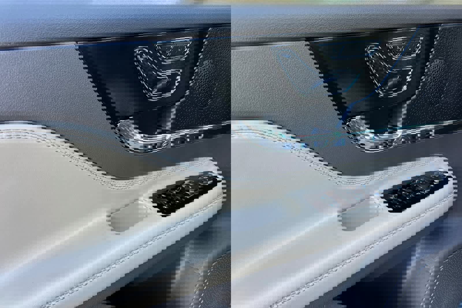 Used 2023 Lincoln Corsair Reserve w/ Equipment Group 201A image 12