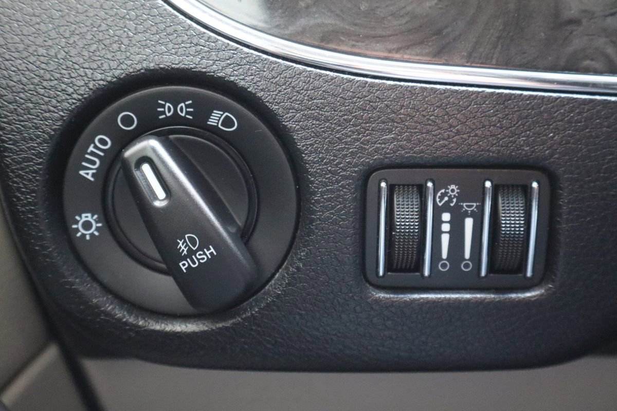 Used 2013 Chrysler Town & Country Touring image 36