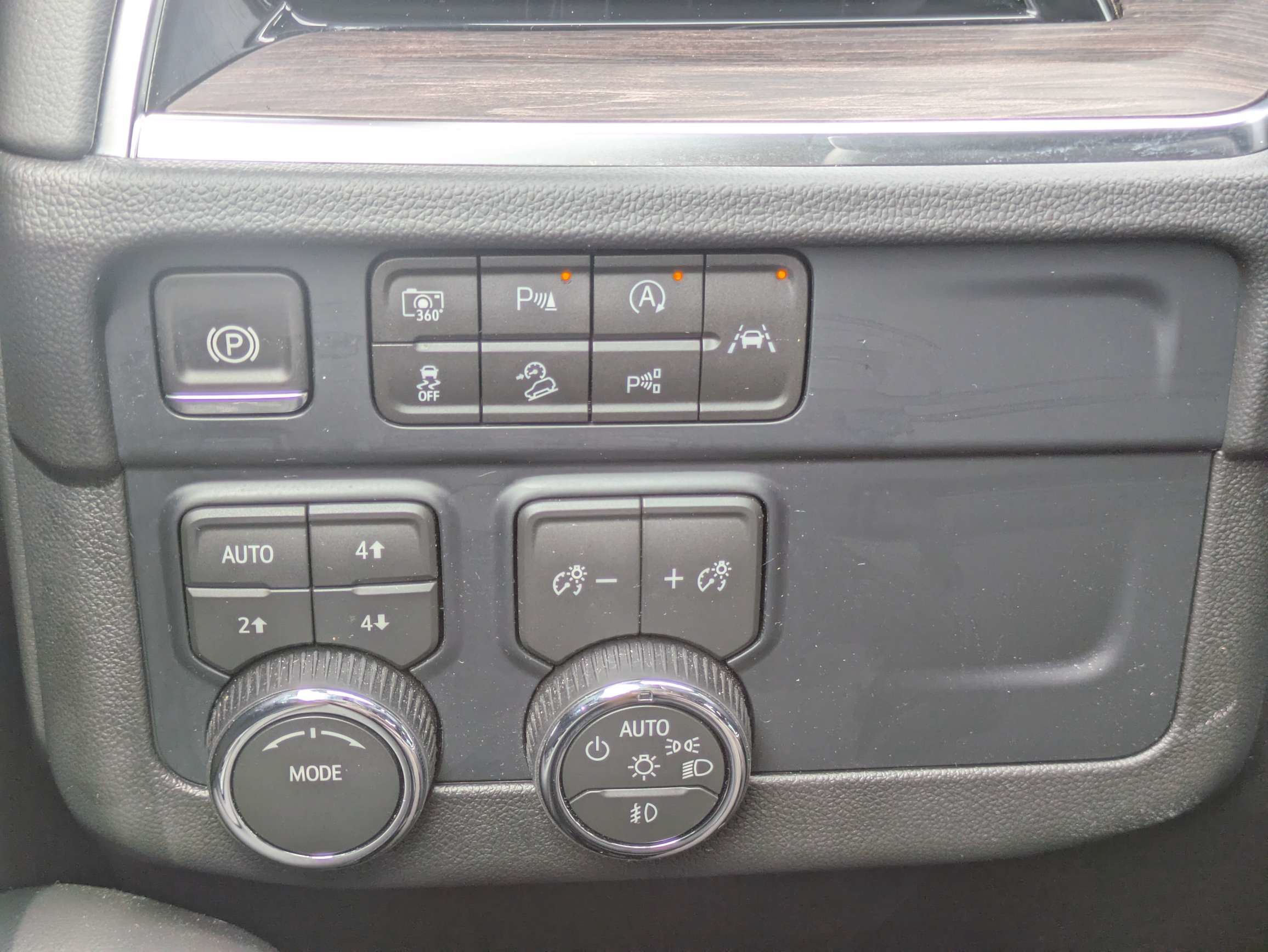 Used 2026 Chevrolet Tahoe Z71 w/ Comfort Package AWD/4WD image 18