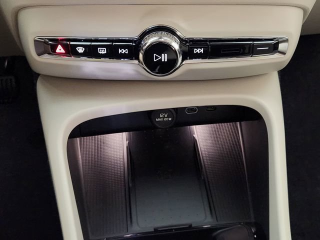 New 2026 Volvo XC40 B4 Plus w/ Protection Package Premier FWD image 18