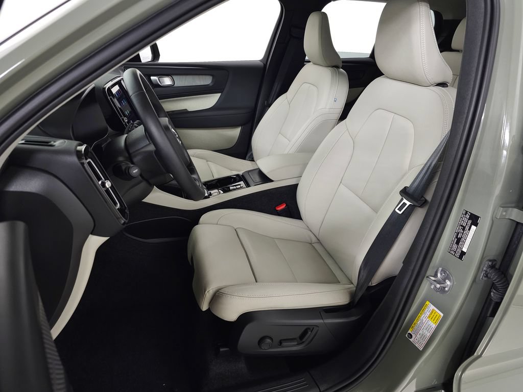 Certified 2025 Volvo XC40 B5 Ultra AWD/4WD image 19