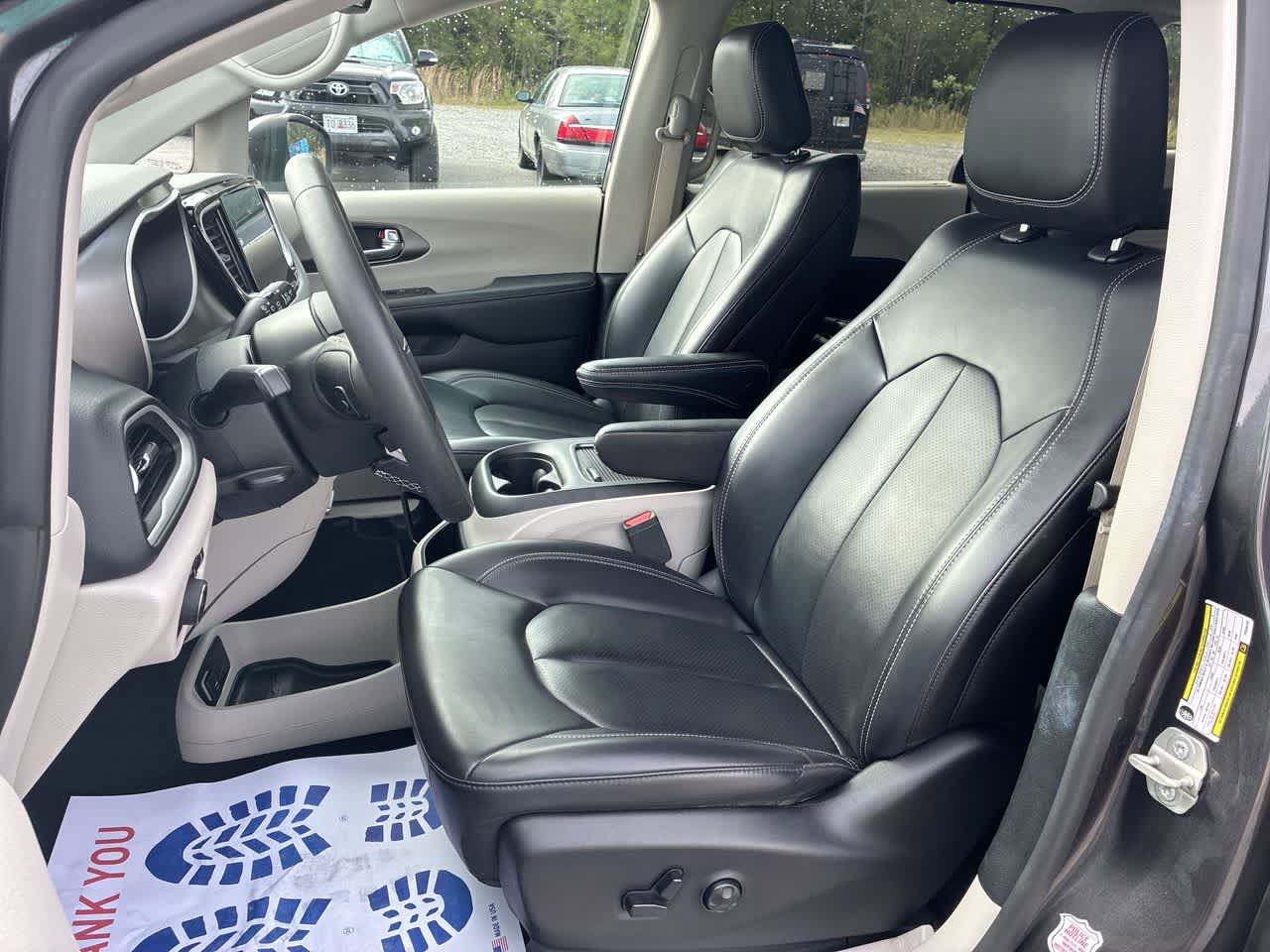 Used 2023 Chrysler Pacifica Touring-L FWD image 18