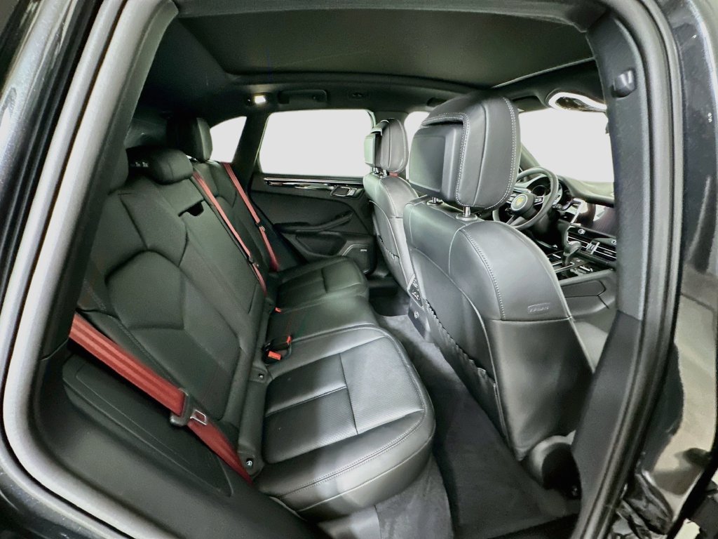 Certified 2026 Porsche Macan AWD/4WD image 28