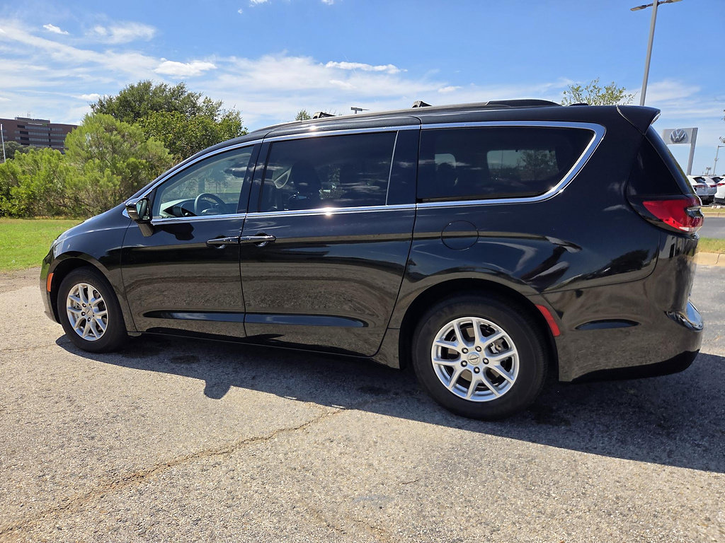 Used 2022 Chrysler Pacifica Touring-L w/ Uconnect Theater Family Group FWD image 5