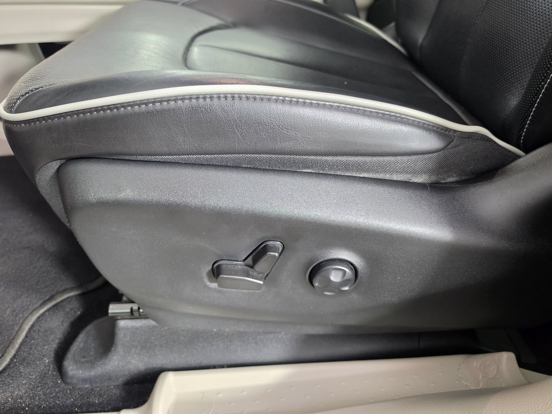 Used 2022 Chrysler Pacifica Limited w/ Uconnect Theater Family Group FWD image 16