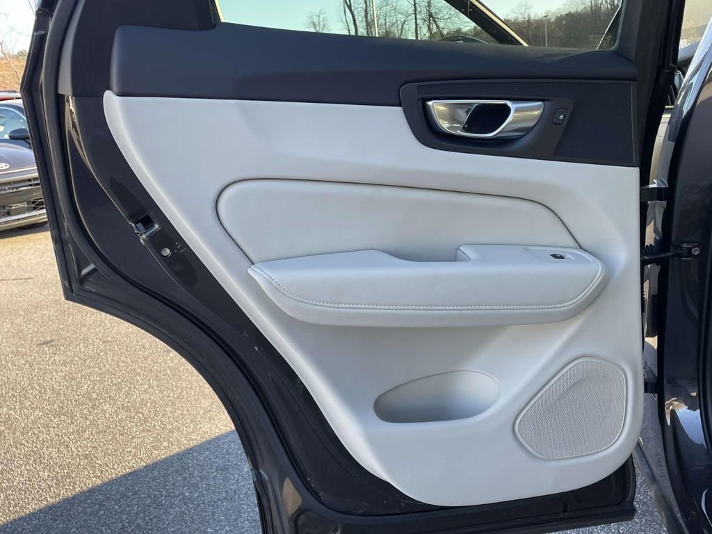 Used 2023 Volvo XC60 B5 Core image 2