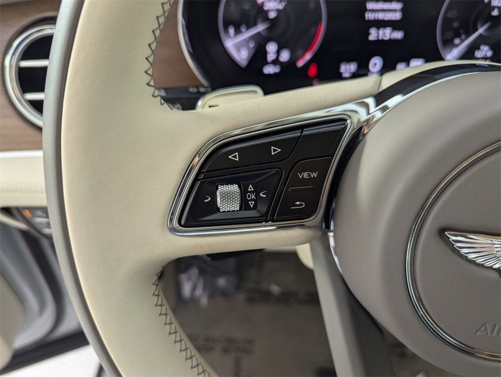 Used 2023 Bentley Bentayga image 19