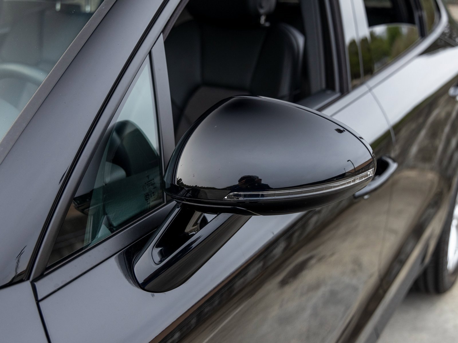 Certified 2025 Porsche Macan image 17