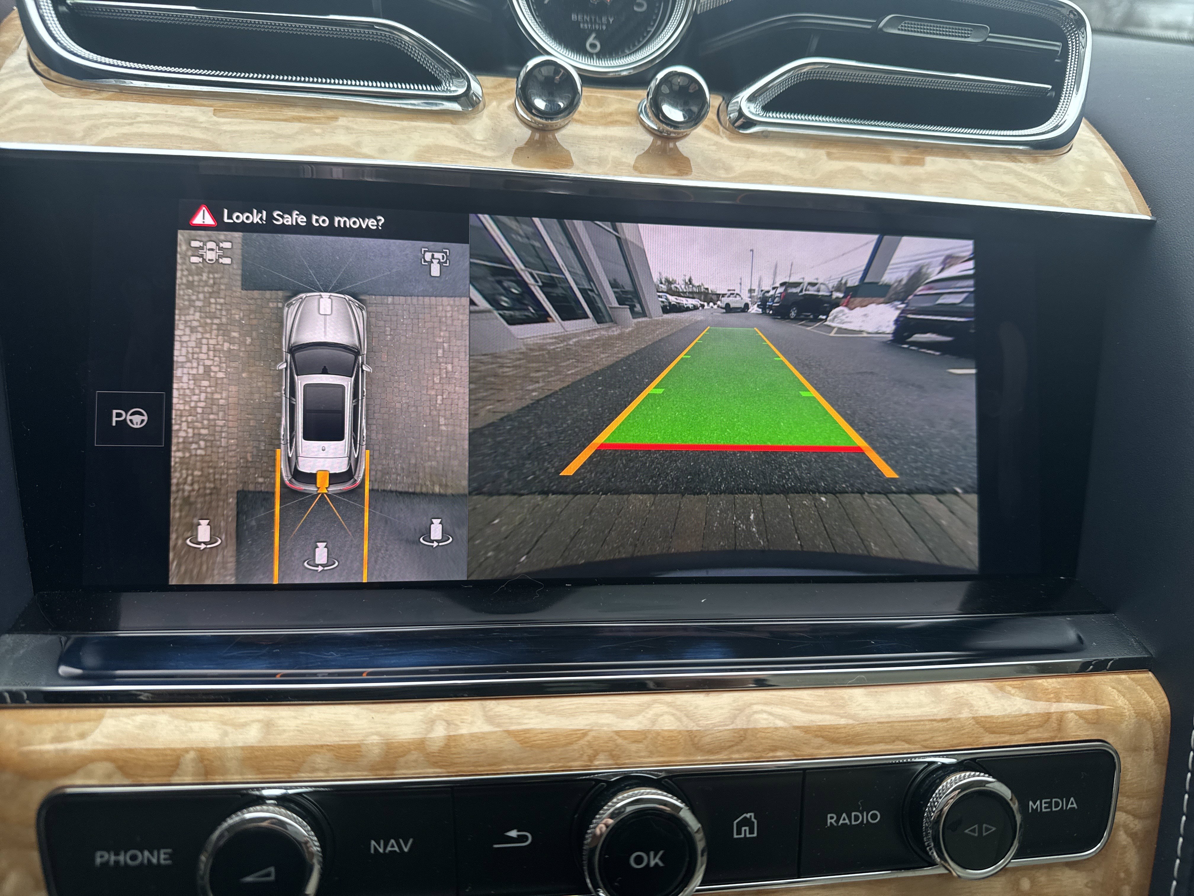 Used 2024 Bentley Bentayga Plug-In Hybrid image 24