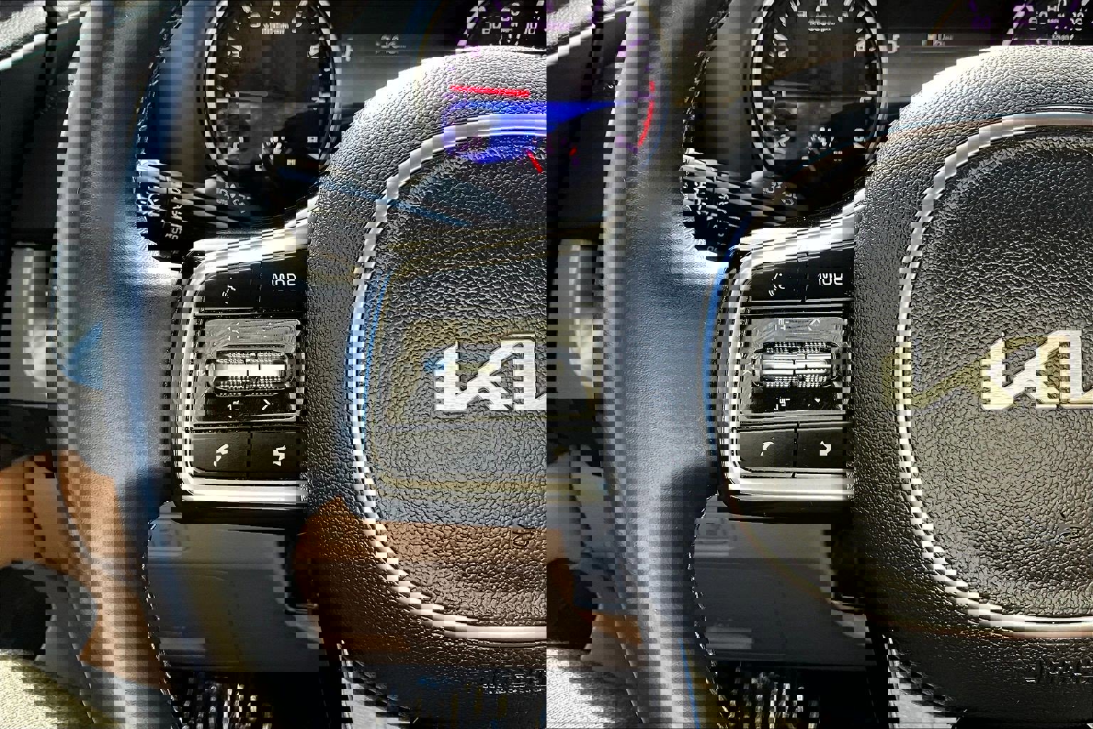 Used 2023 Kia Carnival LX image 19