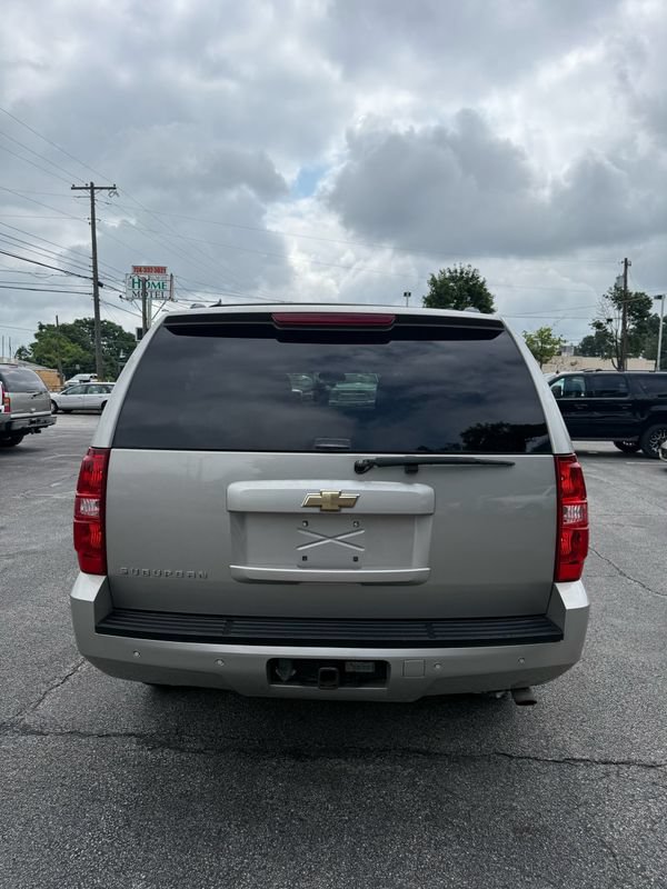 Used 2007 Chevrolet Suburban 2500 LT w/ LT Preferred Equipment Group AWD/4WD image 4
