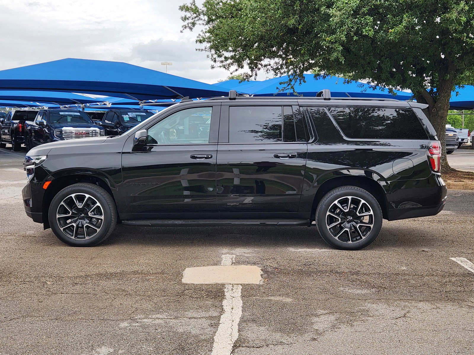 Used 2024 Chevrolet Suburban RST w/ Luxury Package AWD/4WD image 3