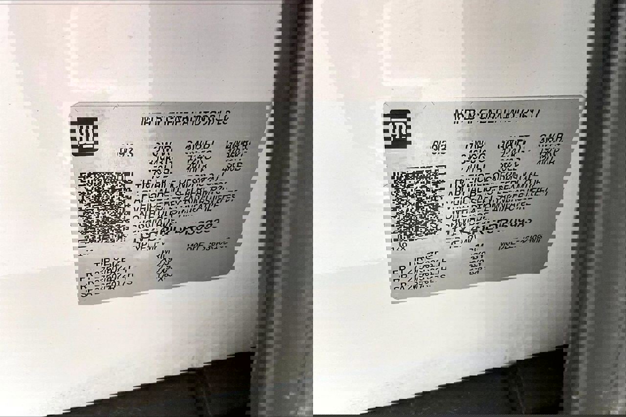 Used 2023 Cadillac Escalade ESV Sport w/ LPO, ONYX Package image 8